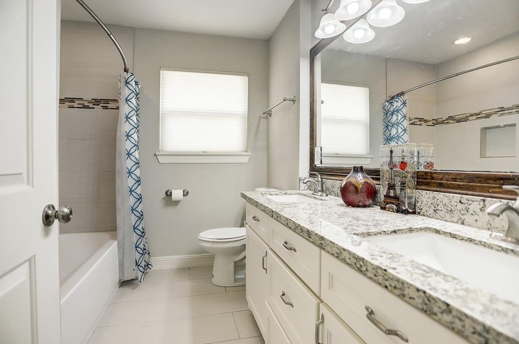 5135 Kingfisher Dr, Houston TX  77035-3016 exterior
