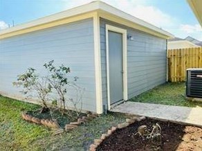1571 Nichole Woods Dr, Houston TX  77047-4445 exterior