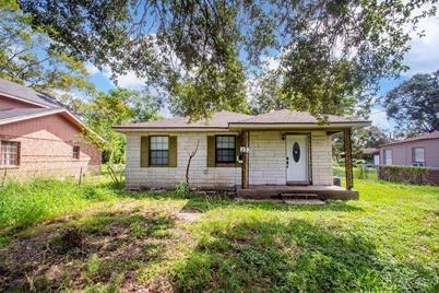 233 W Marion Street, Clute, TX 77531 - Photo 1