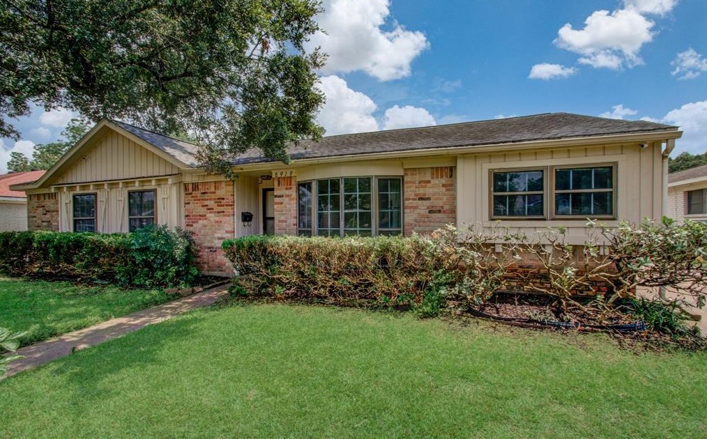 8919 Sharpcrest St, Houston TX  77036-6135 exterior
