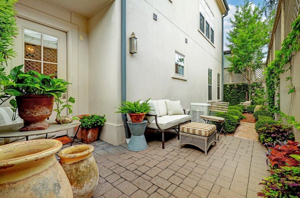 2315 Main St, Houston TX  77098-3218 exterior
