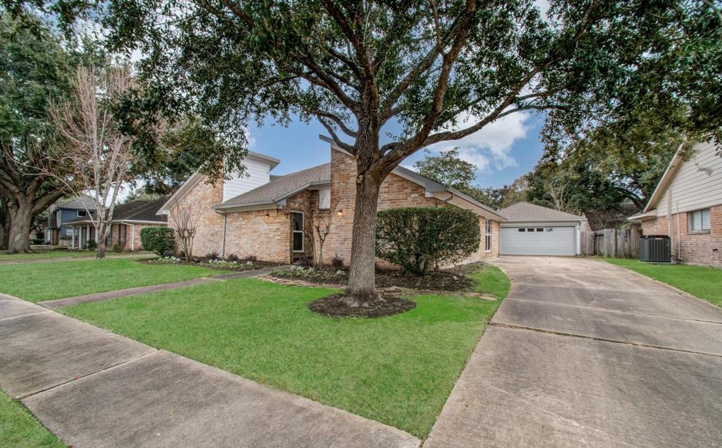 8903 Abbeydale Dr, Houston TX  77031-3002 exterior