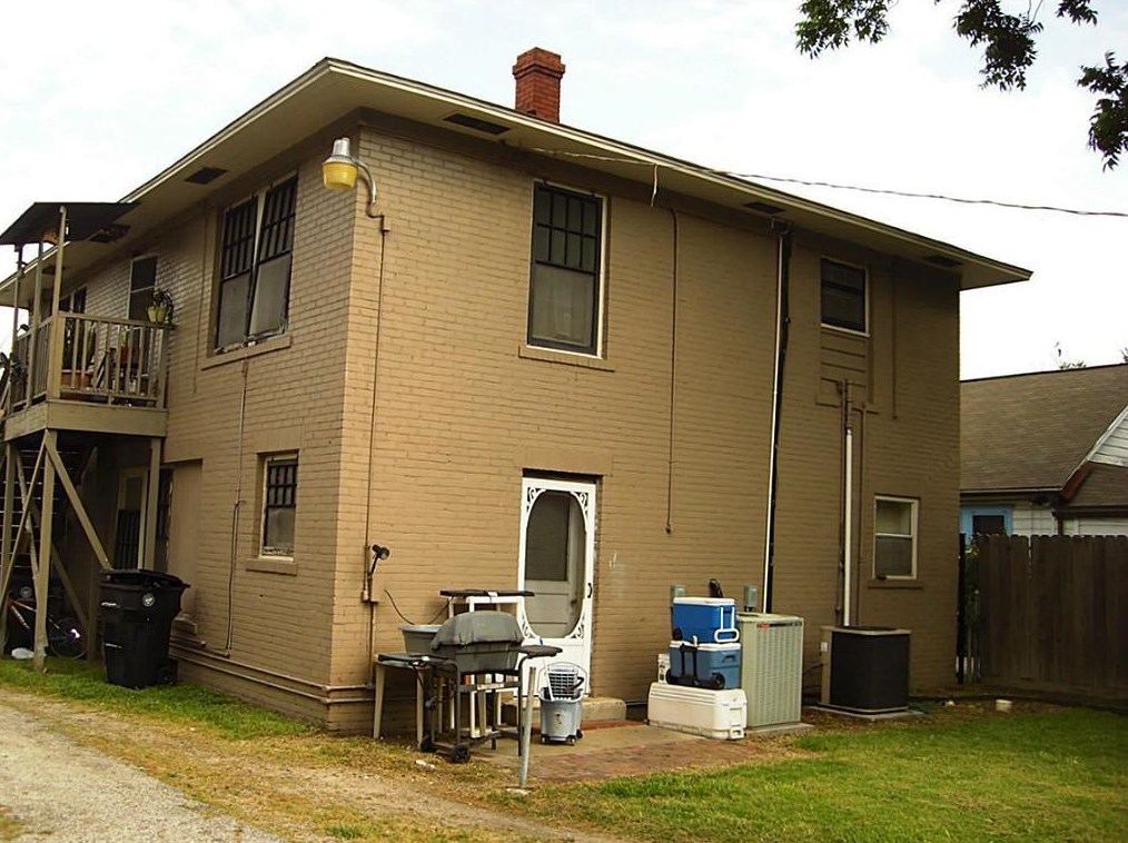 221 Eastwood St, Houston TX  77011-3012 exterior