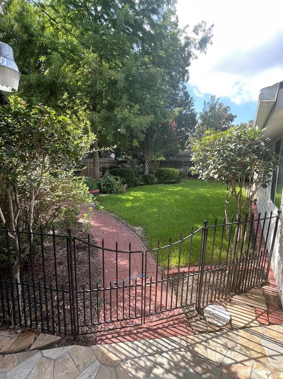 7546 Maple Tree Dr, Houston TX  77088-6842 exterior