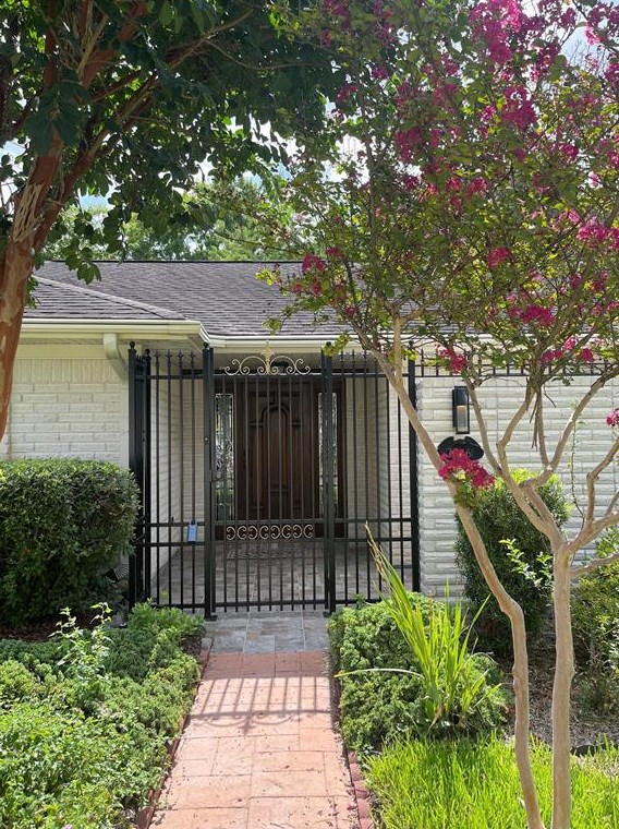 7546 Maple Tree Dr, Houston TX  77088-6842 exterior