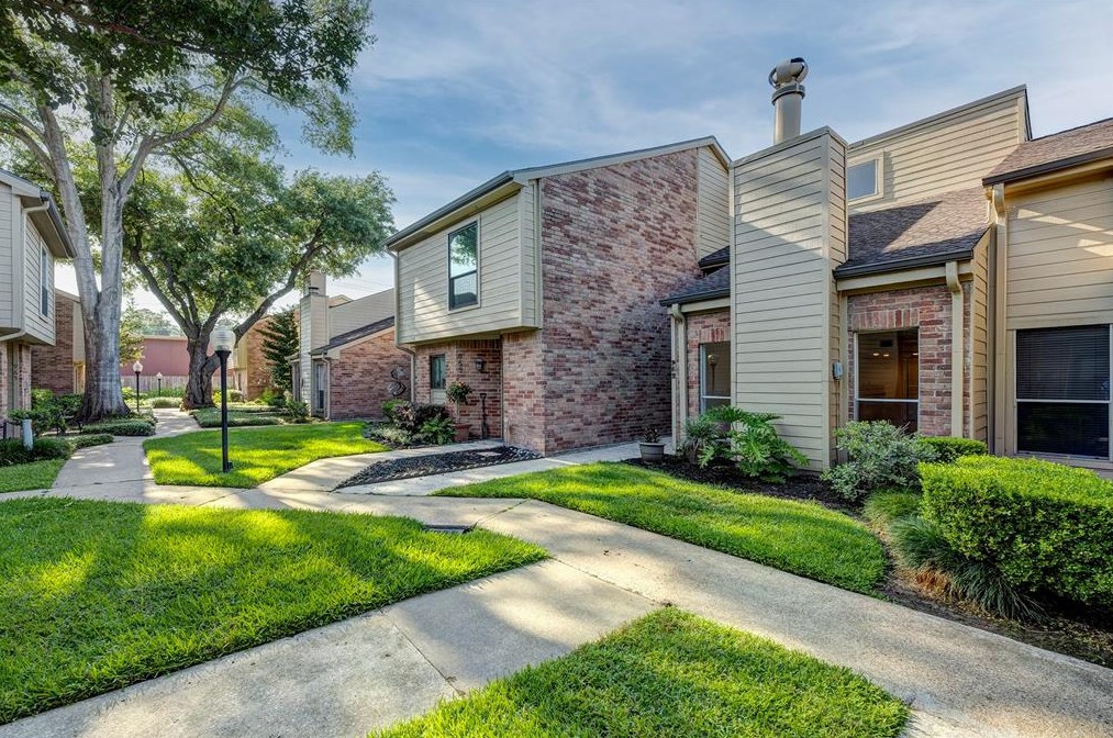 952 Memorial Village Dr, Houston TX  77024-4432 exterior