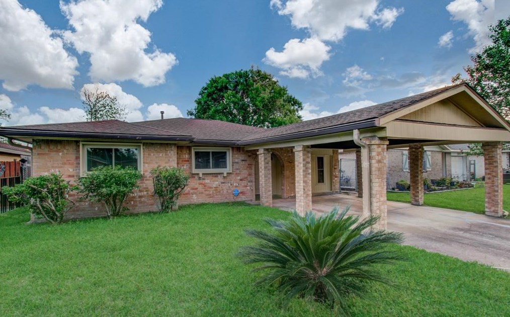 3111 Knotty Oaks Trl, Houston TX  77045-4515 exterior