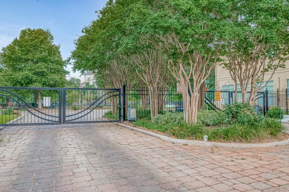9113 Creekstone Lk Dr, Houston TX  77054-1029 exterior