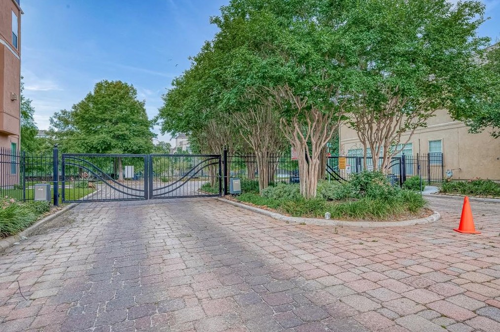 9113 Creekstone Lake Dr, Houston TX  77054-1003 exterior