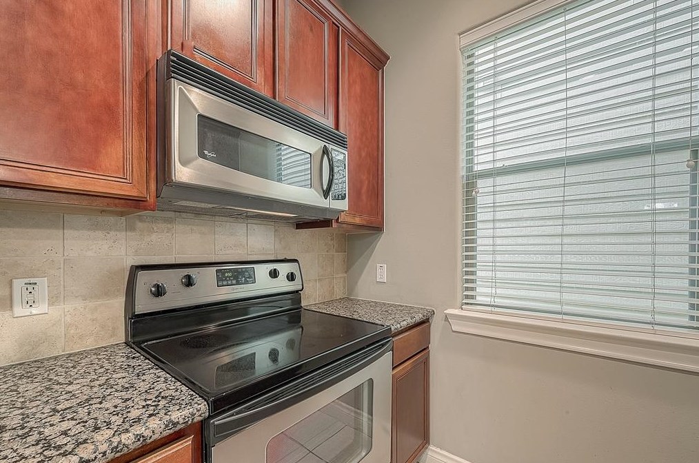 9113 Creekstone Lk Dr, Houston TX  77054-1029 exterior