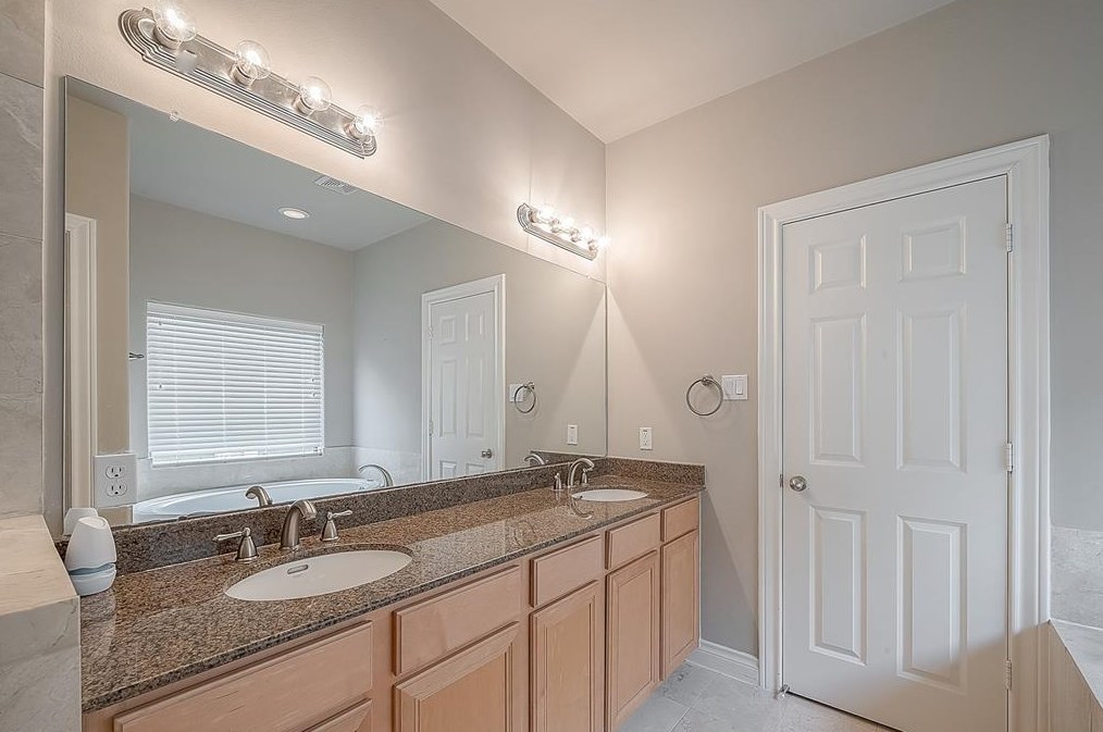9113 Creekstone Lk Dr, Houston TX  77054-1029 exterior
