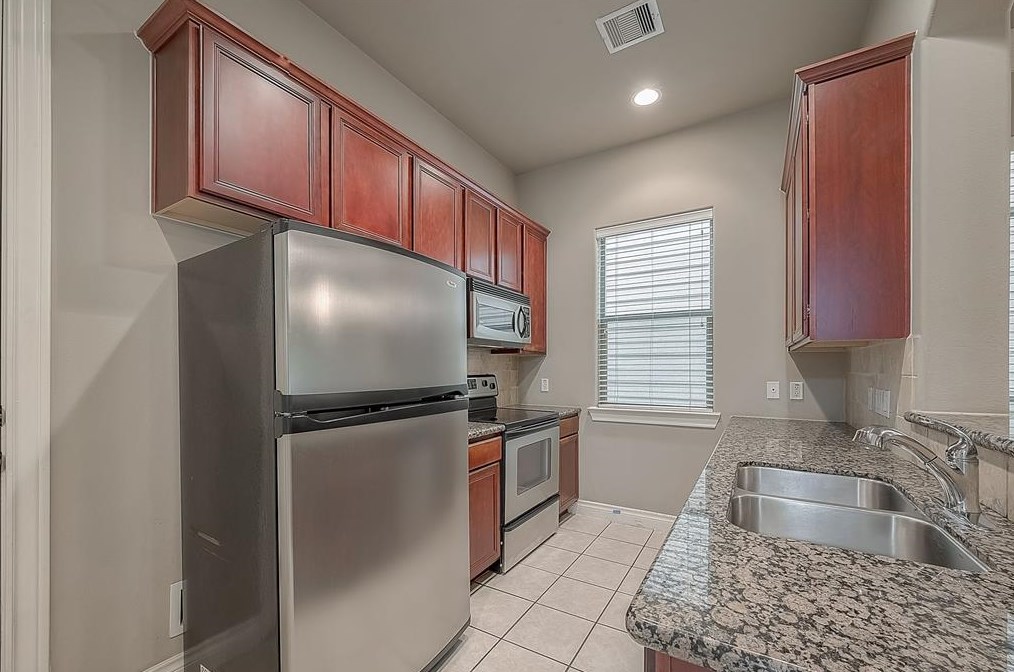 9113 Creekstone Lk Dr, Houston TX  77054-1029 exterior