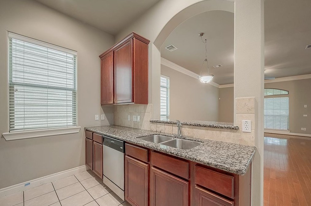 9113 Creekstone Lk Dr, Houston TX  77054-1029 exterior