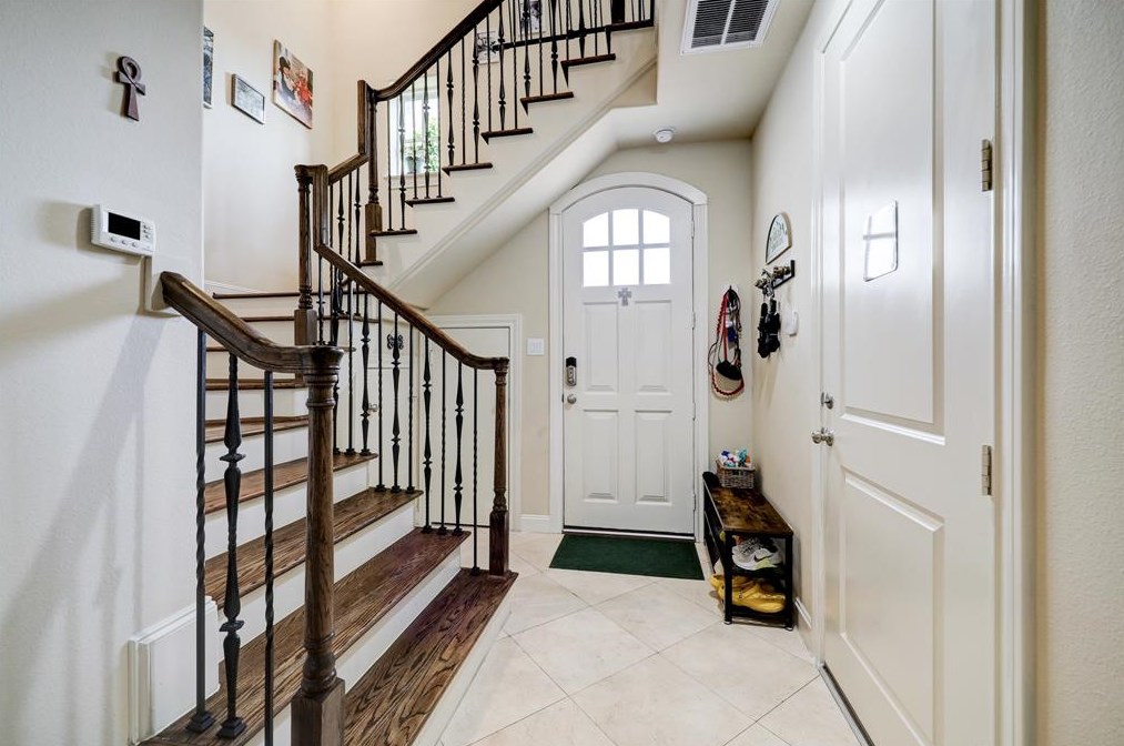 8932 Lakeshore Bend Dr, Houston TX  77080-6044 exterior