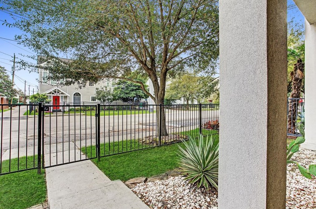 621 8th St, Houston TX  77007-1404 exterior