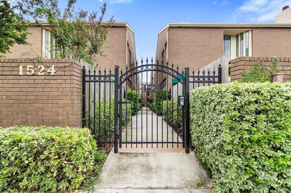 1524 Nantucket Dr, Houston TX  77057-1987 exterior