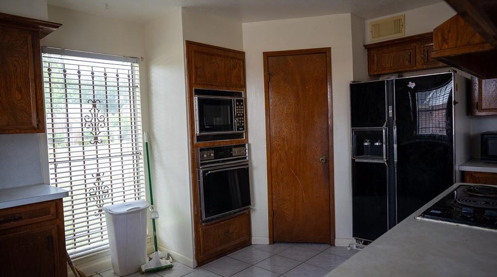 10111 Sagedale Dr, Houston TX  77089-5120 exterior
