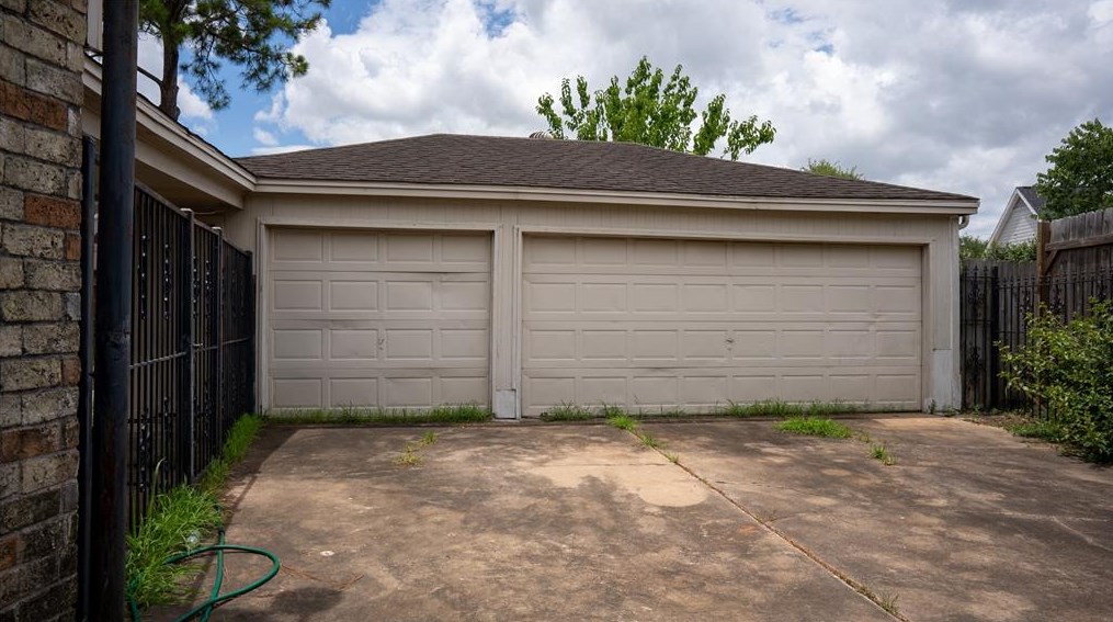 10111 Sagedale Dr, Houston TX  77089-5120 exterior