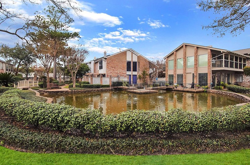 1207 Fountain View Dr, Houston TX 77057-2203 exterior