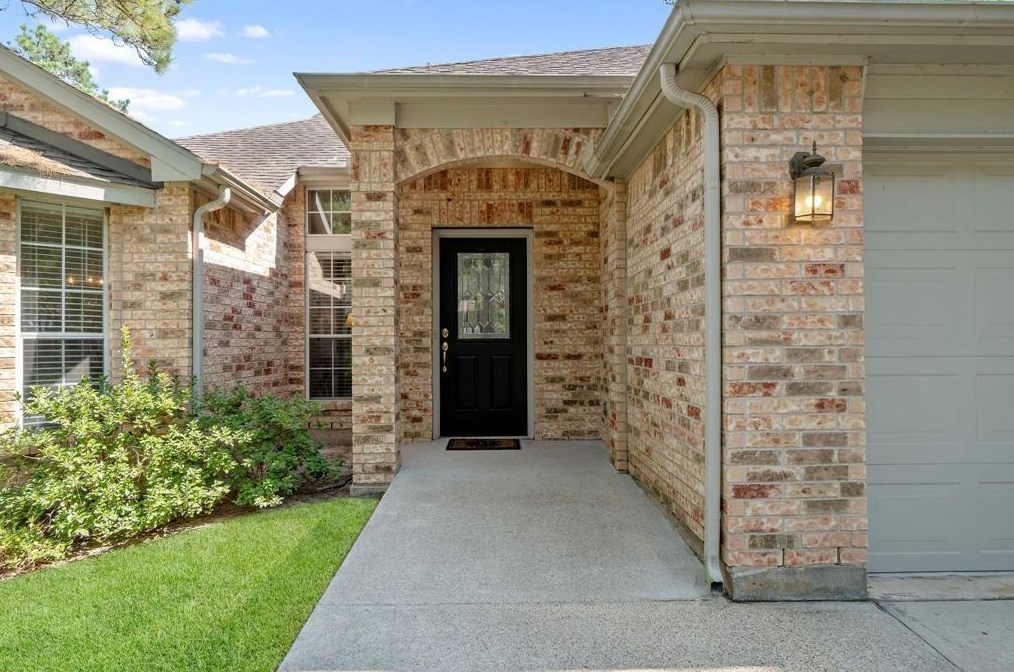 38 Sweetdream Pl, Spring TX  77381-6011 exterior