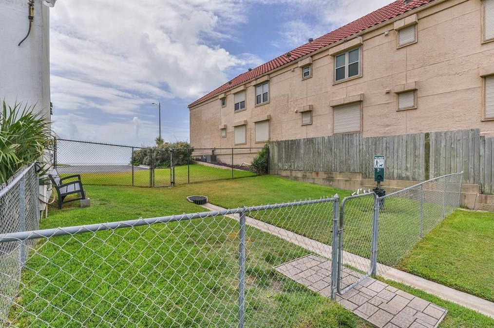 7310 Seawall Blvd, Galveston TX  77551-2192 exterior