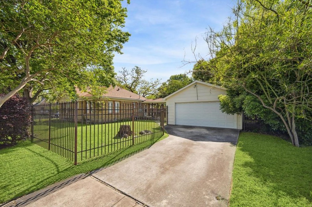 631 Temple St, Houston TX  77009-5305 exterior