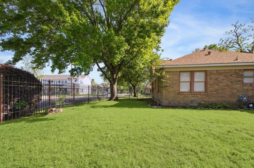 631 Temple St, Houston TX  77009-5305 exterior