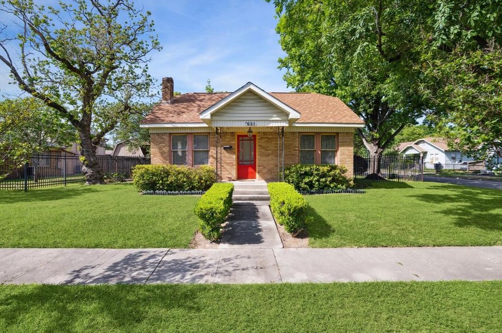 631 Temple St, Houston TX  77009-5305 exterior
