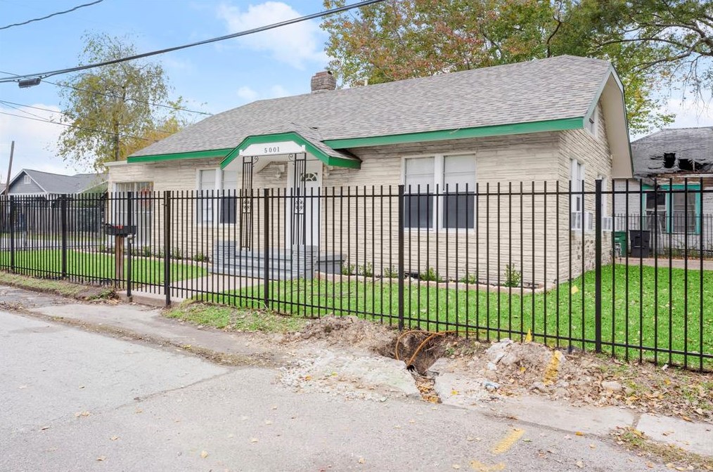 5001 Mckinney St, Houston TX  77023-1329 exterior