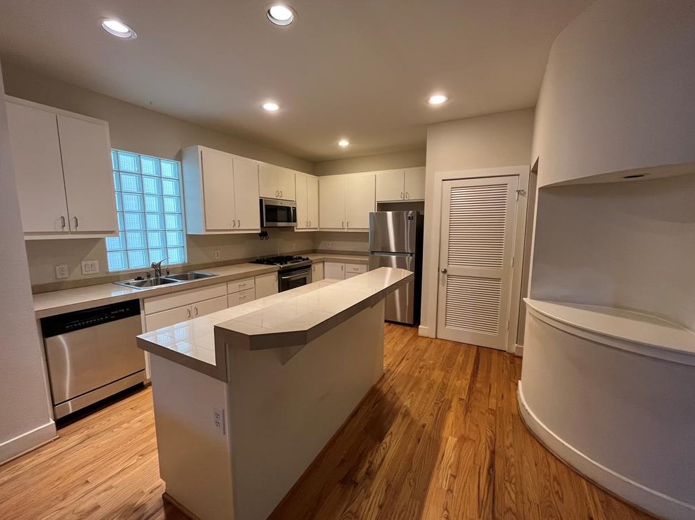 8678 Meadowcroft Dr, Houston TX  77063-5010 exterior