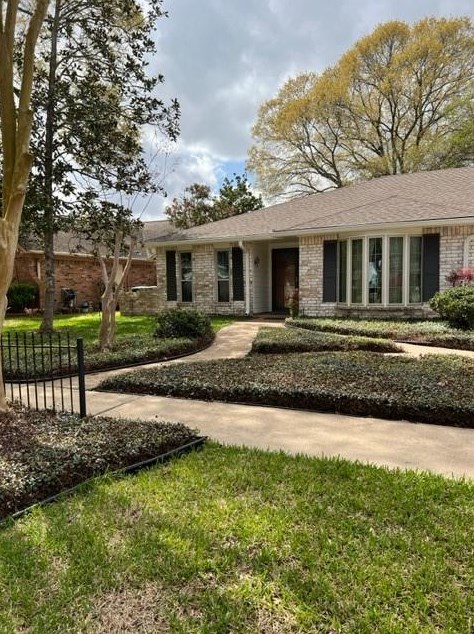 16306 La Avenida Dr, Houston TX  77062-5011 exterior