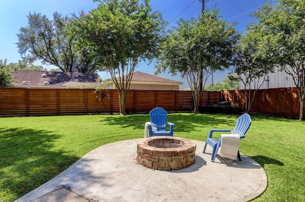 12527 Deep Spg Ln, Houston TX  77077-2926 exterior