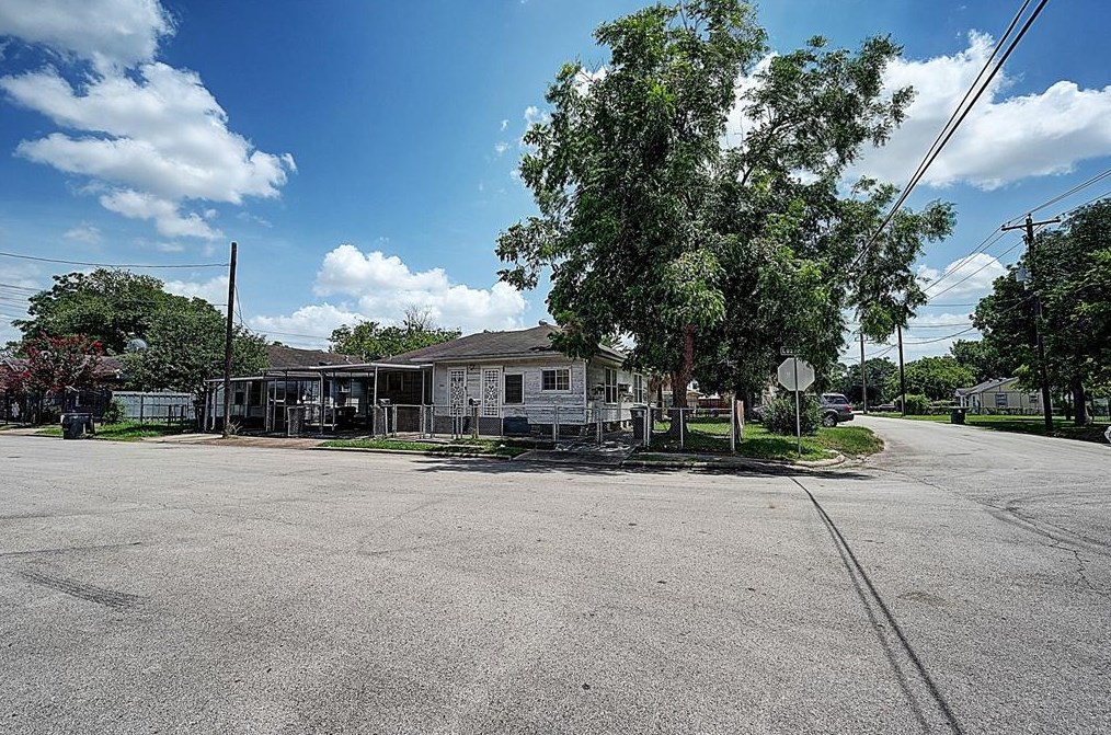 1504 Luzon, Houston TX  77009-7922 exterior