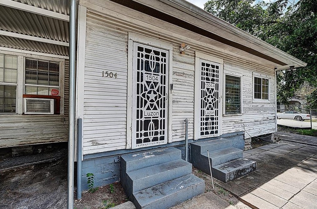 1504 Luzon, Houston TX  77009-7922 exterior