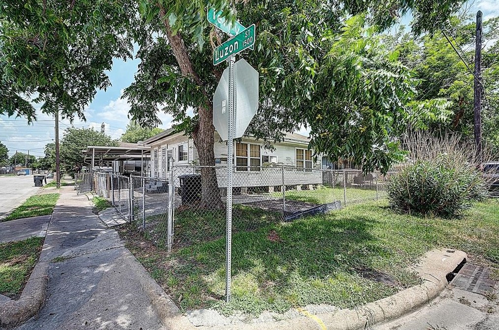 1504 Luzon, Houston TX  77009-7922 exterior