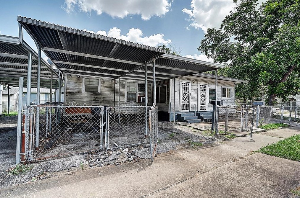 1504 Luzon St, Houston TX  77009-7922 exterior