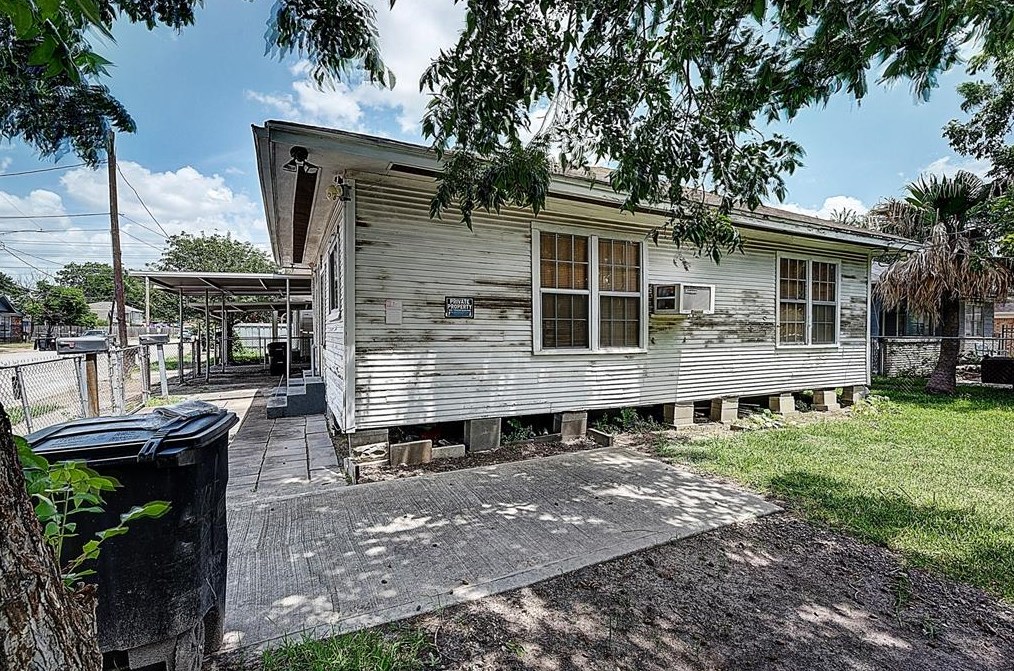 1504 Luzon, Houston TX  77009-7922 exterior