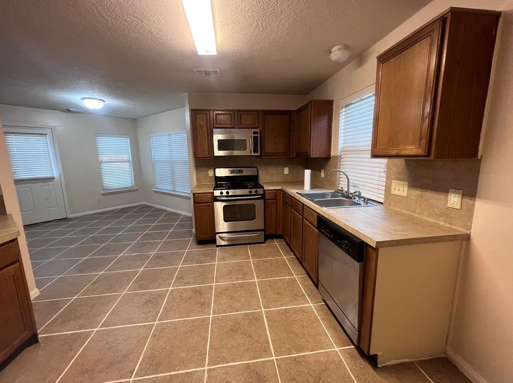 1938 Rock Rdg Dr, Houston TX  77049-1467 exterior