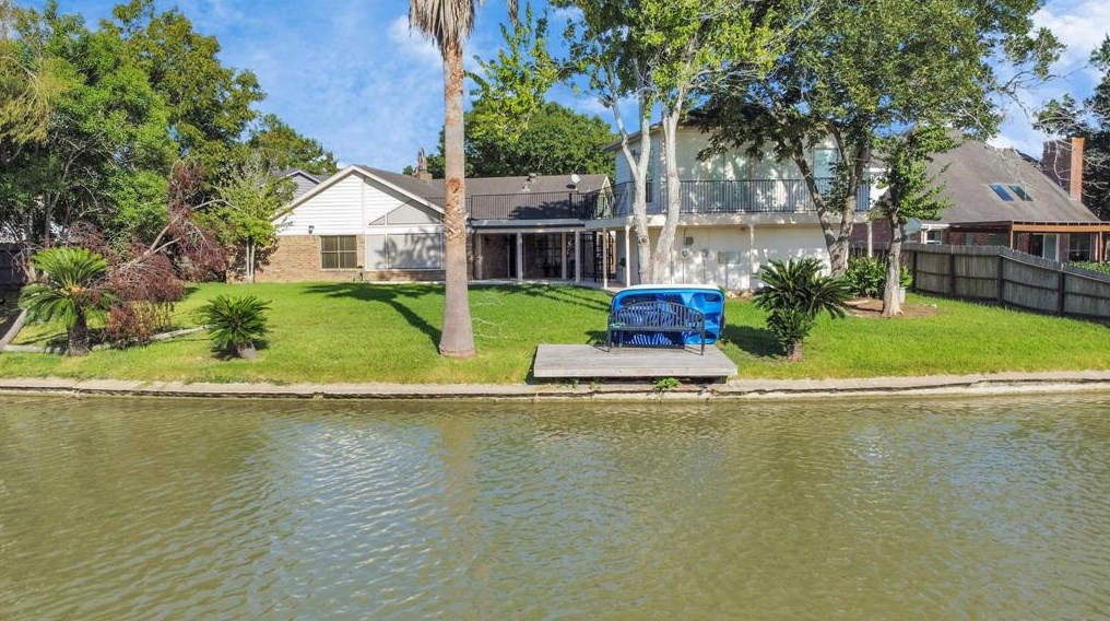 2318 Planters St, Sugar Land TX  77479-1243 exterior