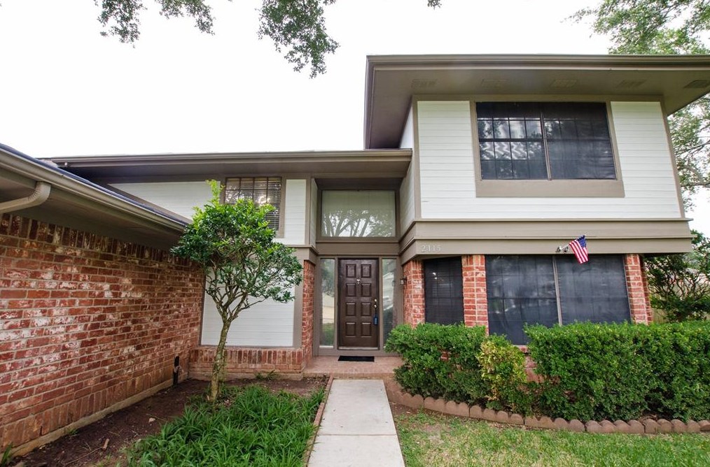 2115 Streamcrest Ln, Sugar Land TX  77479-2217 exterior