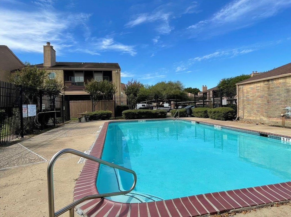 10555 Turtlewood Ct, Houston TX  77072-2700 exterior