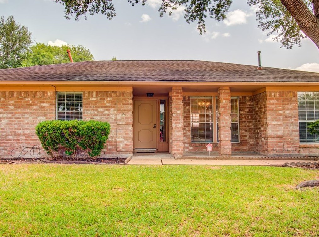 16011 Alta Mesa Dr, Houston TX  77083-1103 exterior