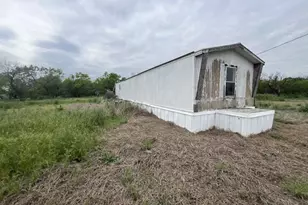 12942 McFall Rd, Iowa Park, TX 76367 - Photo 5