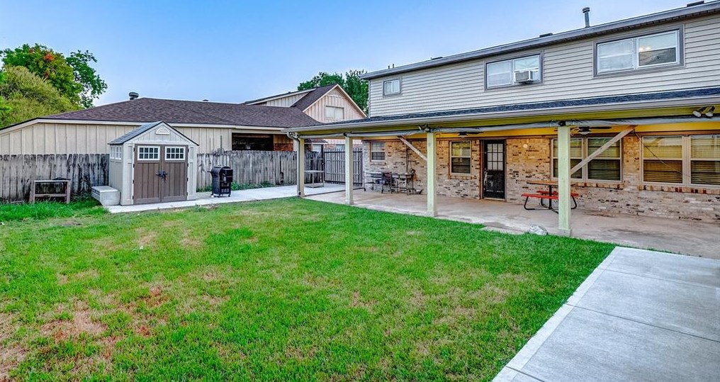 2213 Cherry Ln, Pasadena TX 77502-4043 exterior