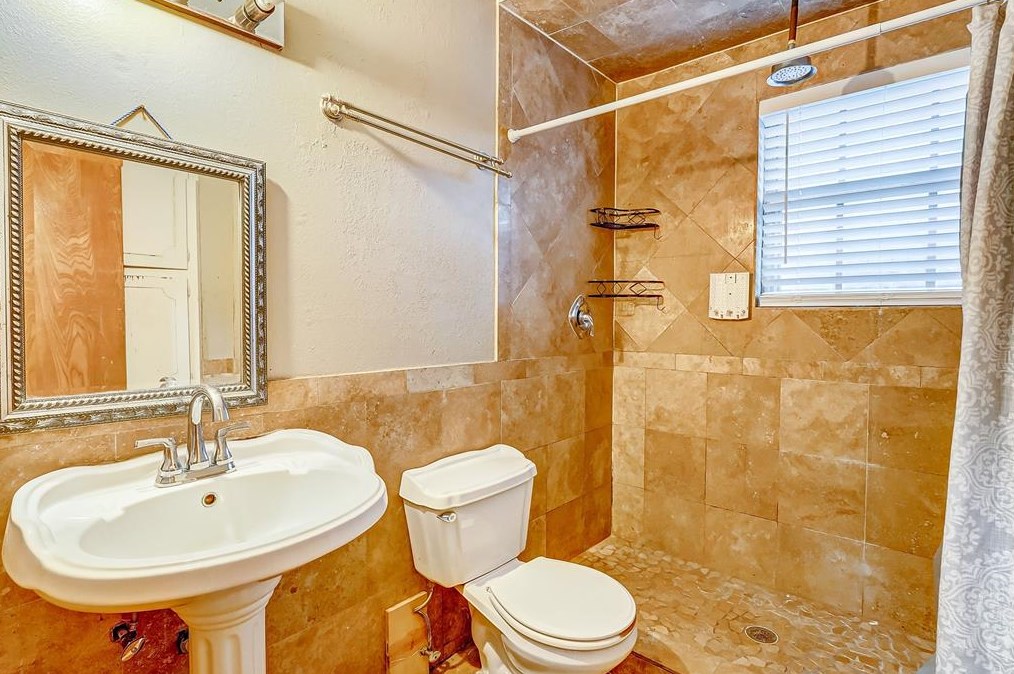 2213 Cherry Ln, Pasadena TX 77502-4043 exterior