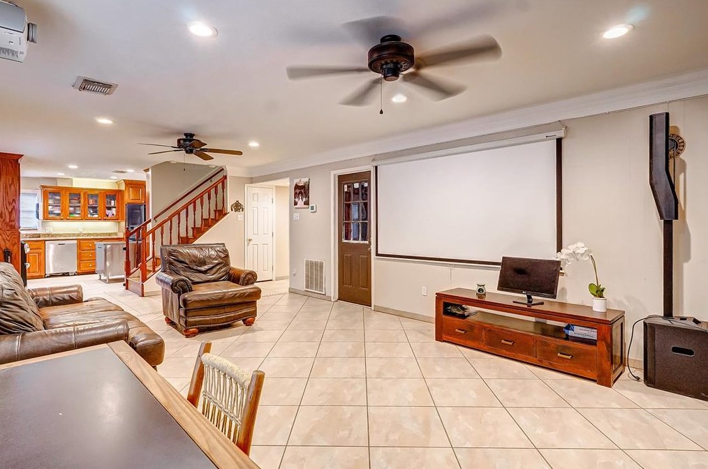 2213 Cherry Ln, Pasadena TX 77502-4043 exterior