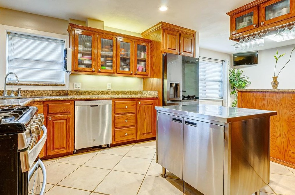 2213 Cherry Ln, Pasadena TX 77502-4043 exterior