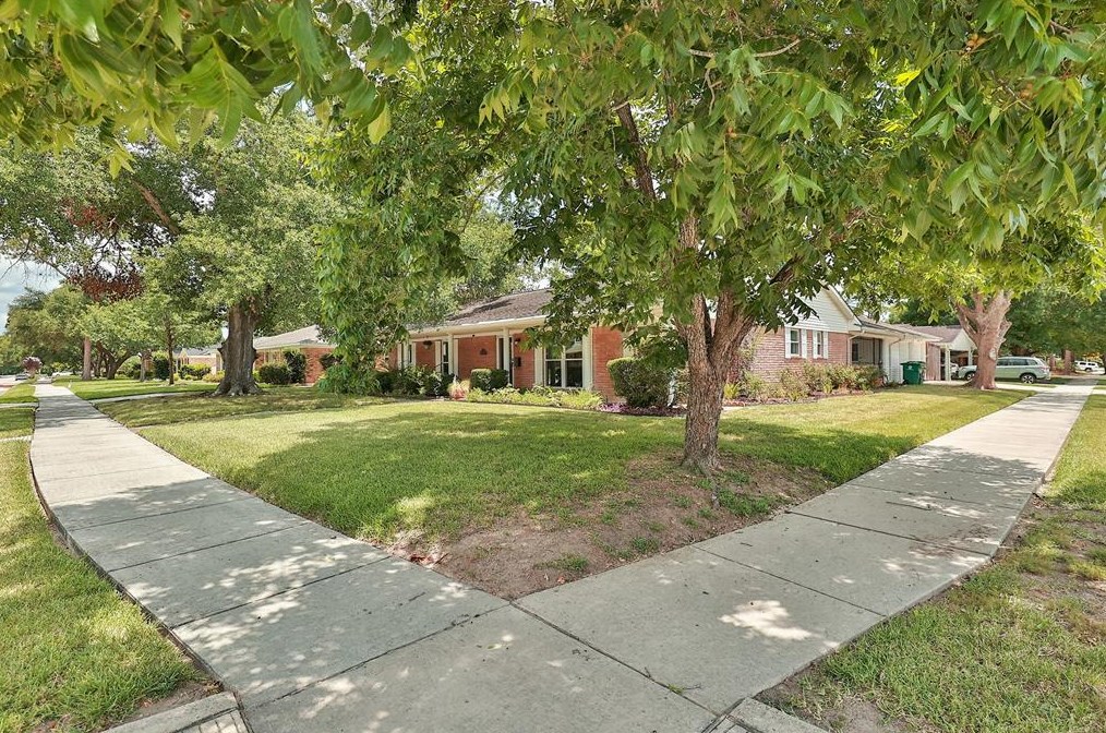5447 Yarwell Dr, Houston TX  77096-5313 exterior