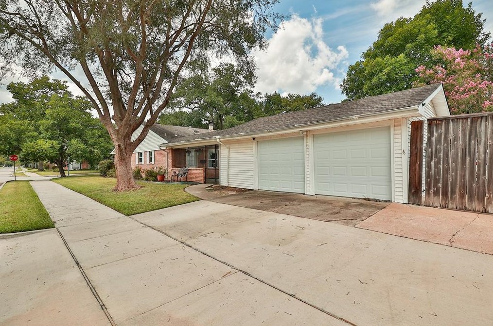 5447 Yarwell Dr, Houston TX  77096-5313 exterior