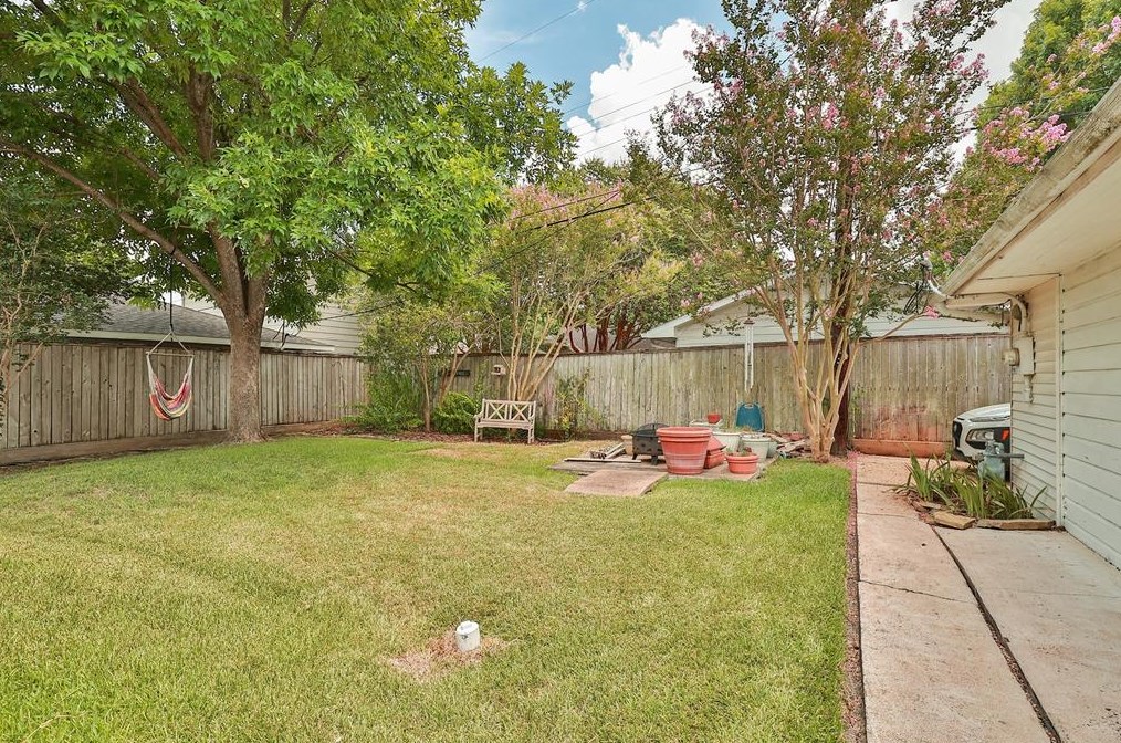 5447 Yarwell Dr, Houston TX  77096-5313 exterior